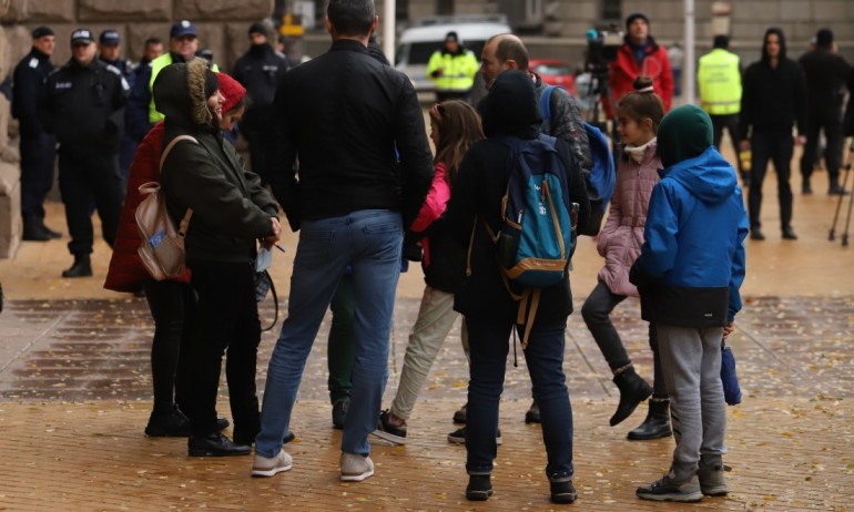 Родители излизат на протест пред Президентството - Tribune.bg