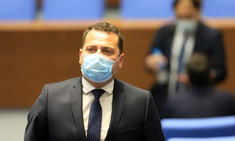 Любимец на Нинова с нов гаф – дава за пример Словакия и руската ваксина - Tribune.bg