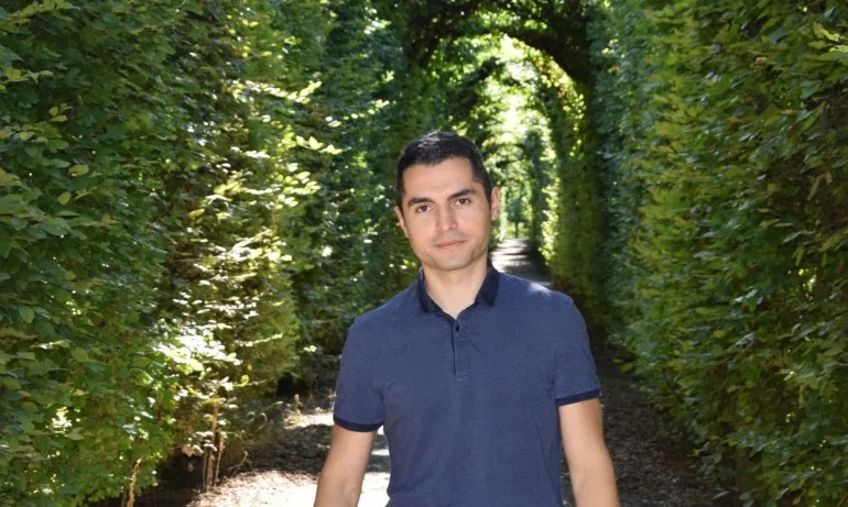 Царят е гол, а Румен Радев – деветосептемвриец - Tribune.bg