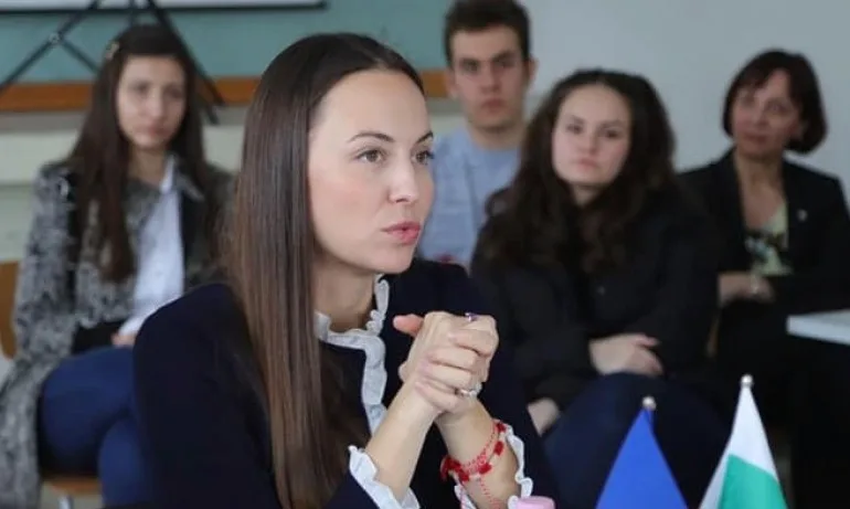 Ева Майдел: Има свирепа криза, а правителството е заето да гони ГЕРБ от НДК - Tribune.bg