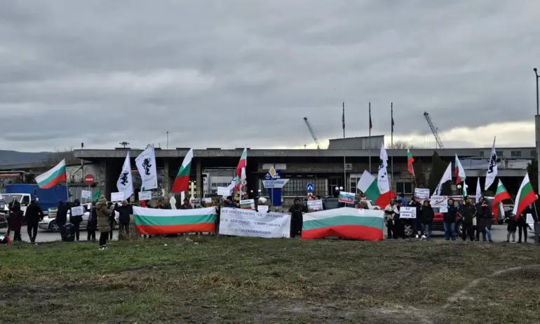 Блокади на Възраждане заради забраната за референдум срещу еврото - Tribune.bg