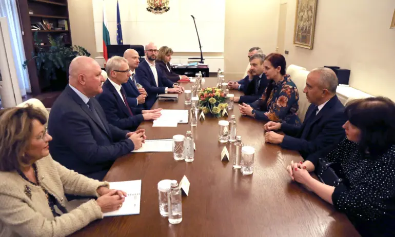 Осигуриха пари за безплатни учебници и на големите ученици - Tribune.bg