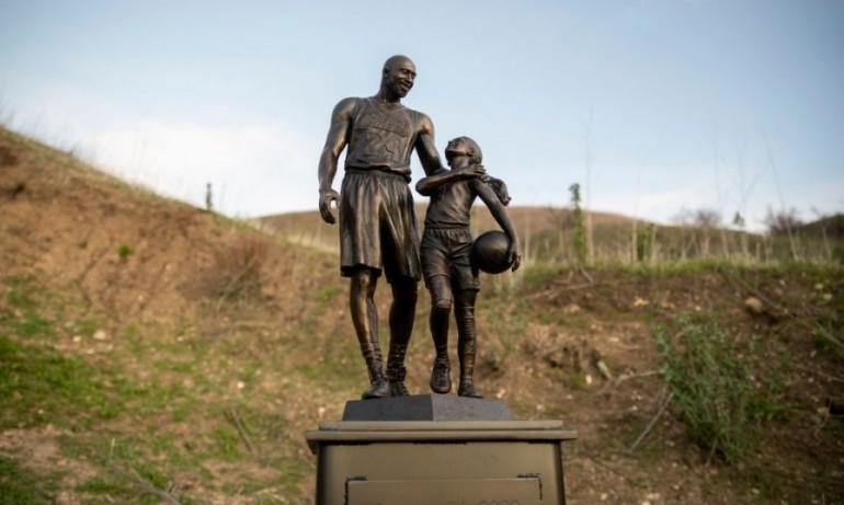 Откриха статуя на Коби и Джиджи Брайънт на лобното им място - Tribune.bg