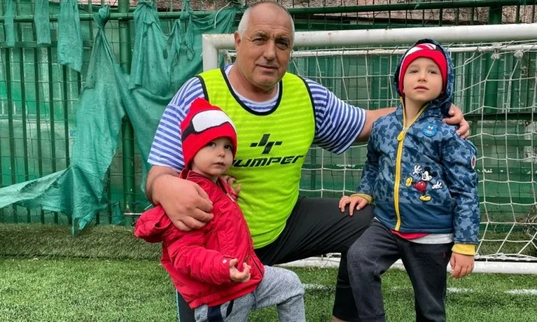 Къде е Борисов? Играе с внучетата - Tribune.bg