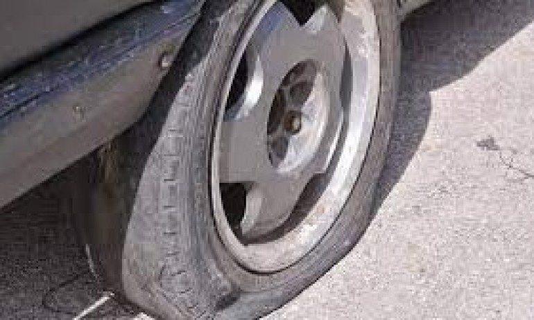 Десетки коли осъмнаха с нарязани гуми в Ямбол - Tribune.bg