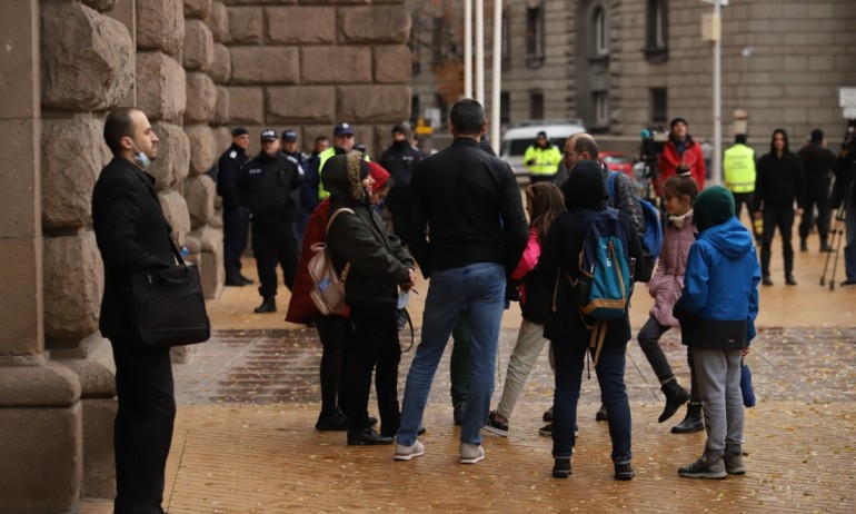 Протест пред Министерския съвет срещу тестването на учениците до 4 клас - Tribune.bg