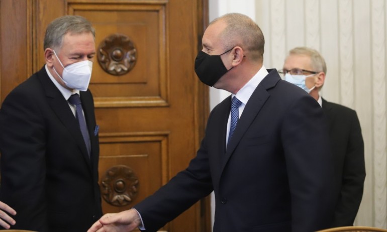 Родители в писмо до Радев, Кацаров и Денков: Тестовете на децата да се правят вкъщи - Tribune.bg