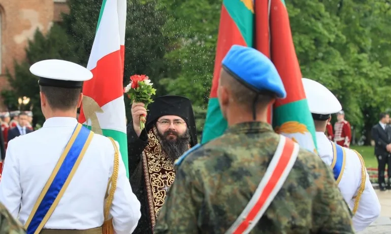 Преди Гергьовден: водосвет на бойните знамена, демонстрация на самолети и концерт на Ариана - Tribune.bg