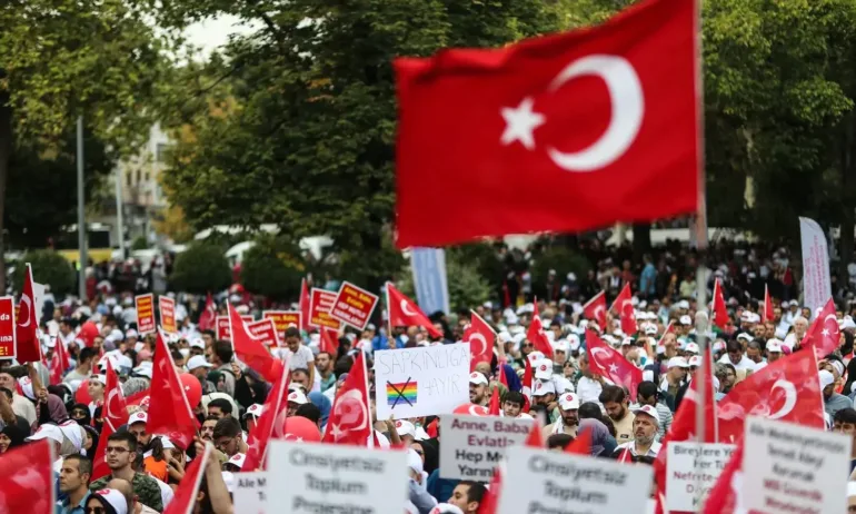 Хиляди в Турция на протест против ЛГБТ организациите - Tribune.bg