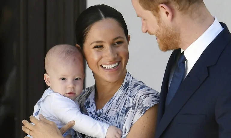 Кралското семейство с поздравления за рождения ден на сина на принц Хари и Меган - Tribune.bg