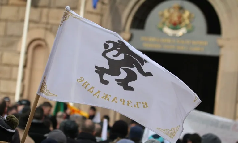 Протестиращи от Възраждане щурмуваха МРРБ, раниха двама полицаи – МВР използва спрей срещу тях - Tribune.bg