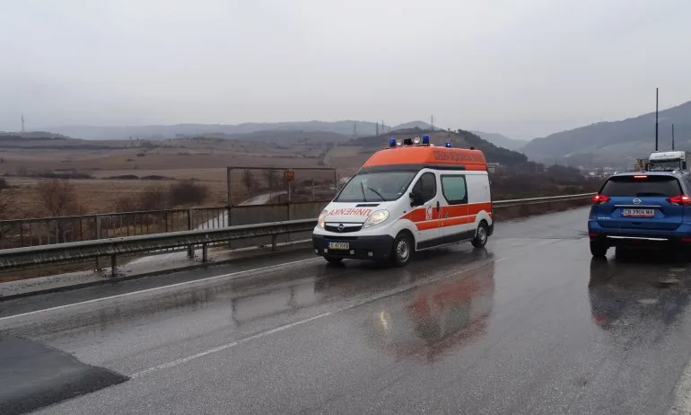 След челен удар на автобус и микробус – шофьор загина на място - Tribune.bg