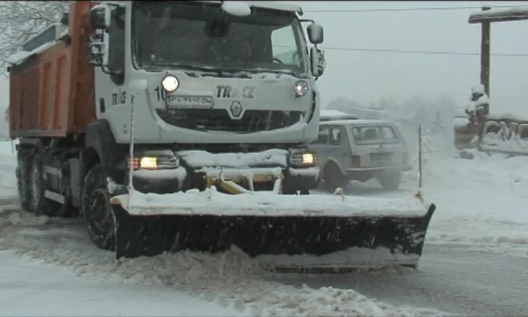 Обилен сняг спря движението през Хаинбоаз - Tribune.bg
