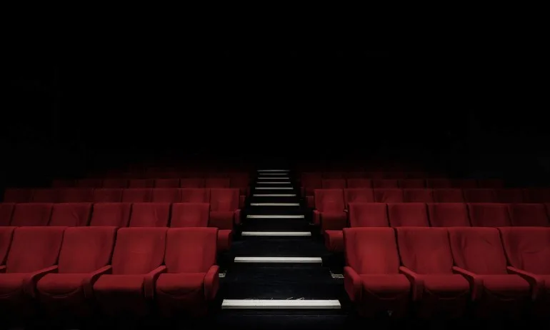 За пример: Театър Възраждане ще играе на празна зала и ще предава онлайн постановка - Tribune.bg