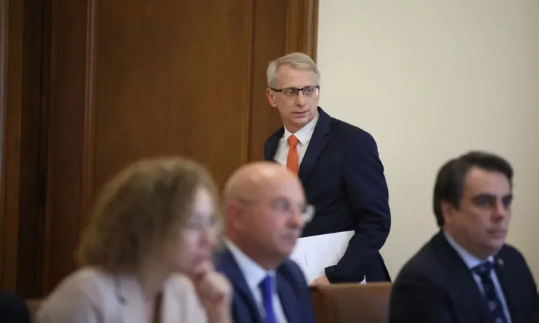 Денков заподозря зърнопроизводителите в конспирация преди ротацията, нямало основание за протести - Tribune.bg