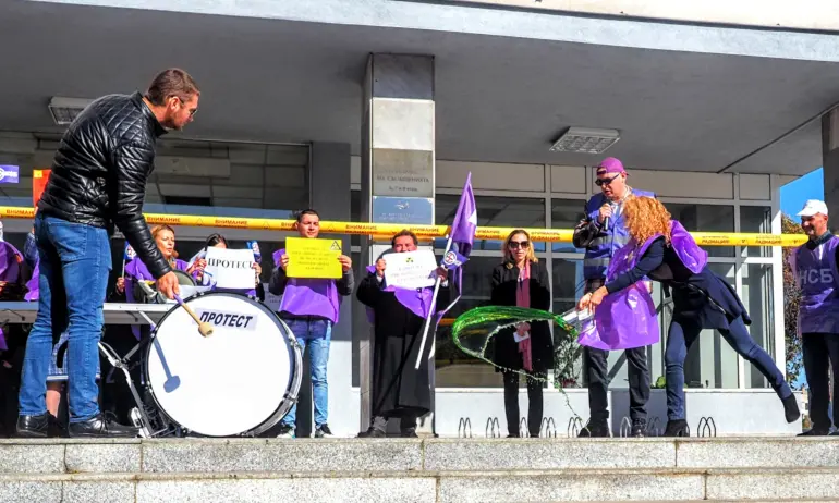 Служители на протест - заляха със зелена течност централата на ядрената агенция (СНИМКИ) - Tribune.bg