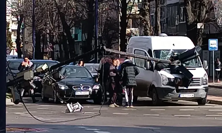 Силният вятър изтръгна светофар, който падна върху микробус в Пазарджик - Tribune.bg