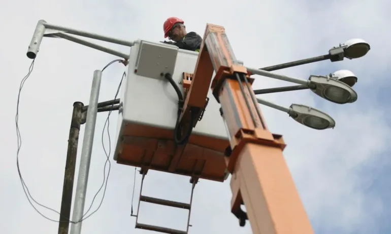 След години на тъмно: Слагат осветление на входа на Благоевград - Tribune.bg