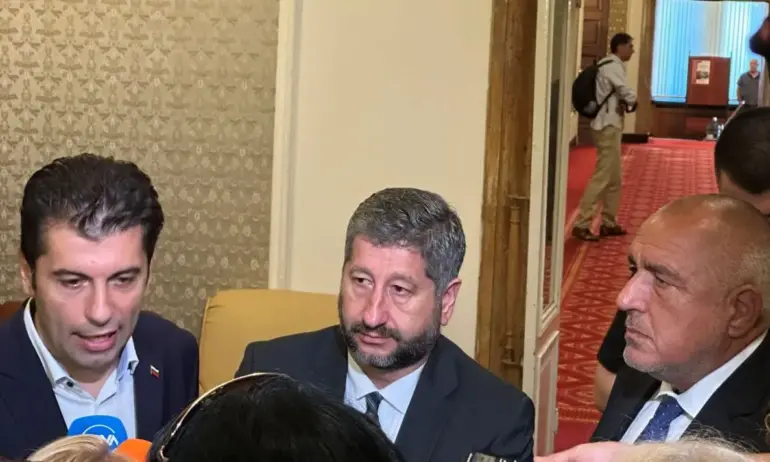 Доц. д-р Александър Христов: Сглобката би се разглобила, ако има някакъв сигнал отвън - Tribune.bg