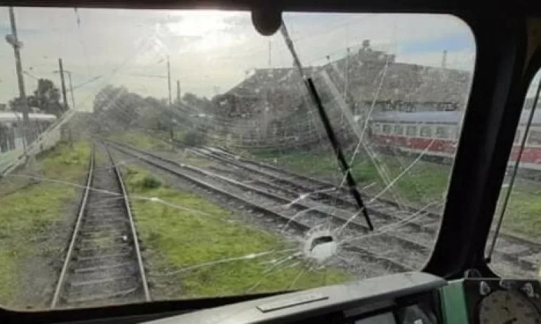Машинист беше ранен след пореден случай на хвърлени камъни по влак в движение - Tribune.bg