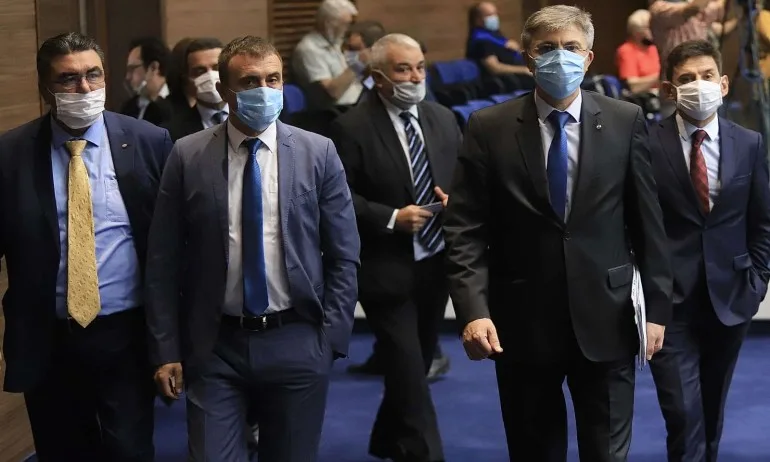 Каква невероятна футболна драма, уважаеми зрители! И ДПС подкрепи правителството на протестните партии - Tribune.bg