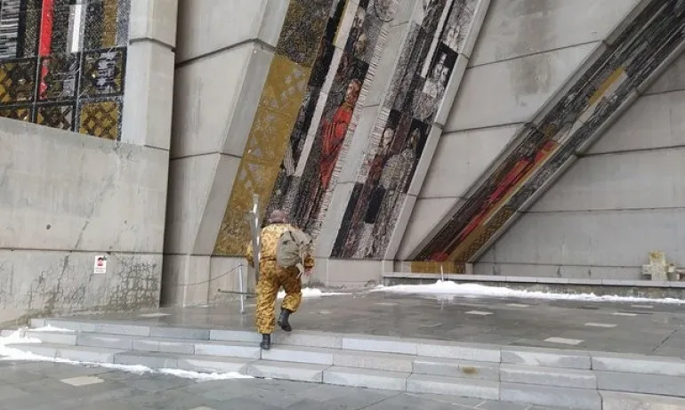 Екстремно селфи на паметник прати в ареста трима младежи в Шумен - Tribune.bg