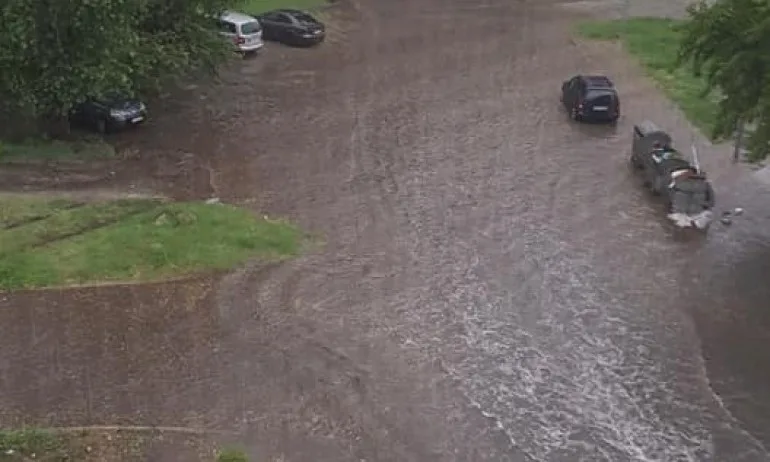 Над 40 сигнала за наводнения и паднали дървета в Пловдив - Tribune.bg