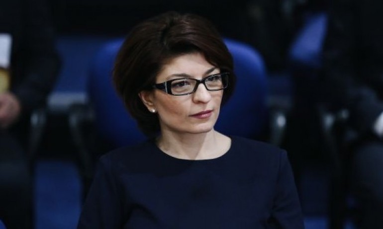 Десислава Атанасова: Време е правителството да вземе своя еднопосочен билет - Tribune.bg