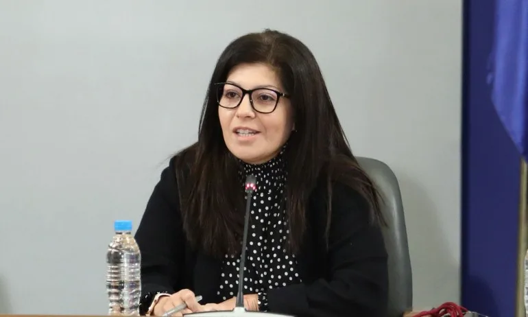 Свобода на словото ли? Протестъри изтриха пост на Севделина Арнаудова с масово докладване - Tribune.bg