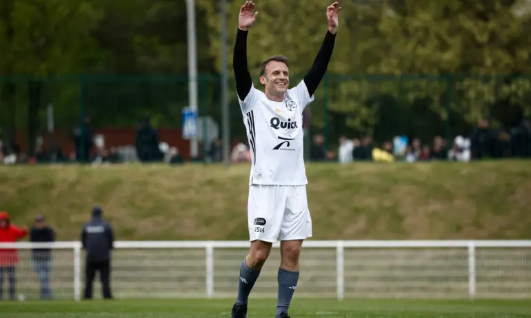 Френският президент Еманюел Макрон демонстрира уменията си в благотворителен футболен мач - Tribune.bg