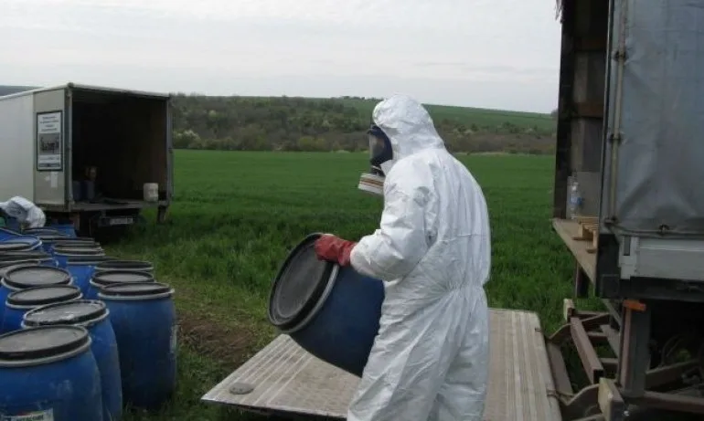 МОСВ и прокуратурата проверяват склад със стари пестициди край село Неофит Рилски - Tribune.bg