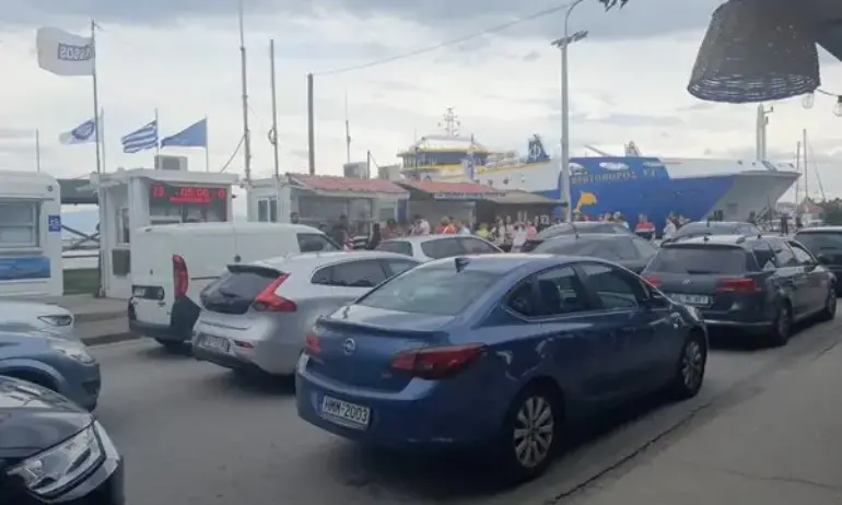 Спряха фериботите за остров Тасос заради лошото време в Гърция - Tribune.bg