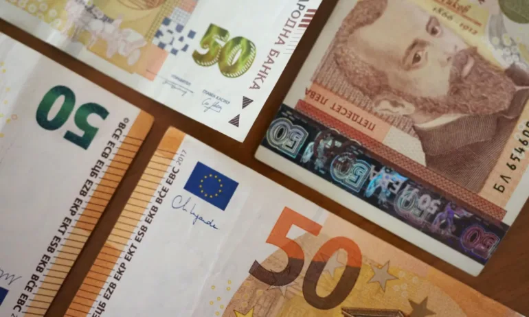 В дома на единия от задържаните за подкуп митничари са открити над 110 хиляди лева - Tribune.bg