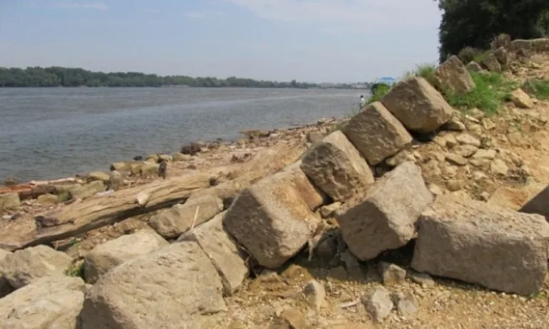 Баржа с над 1100 тона химически торове потъна в Дунав край Свищов - Tribune.bg