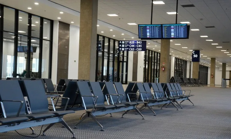 Въпреки предупреждение от МВнР: 70 българи са блокирани на летище при опит да влязат във Франция - Tribune.bg