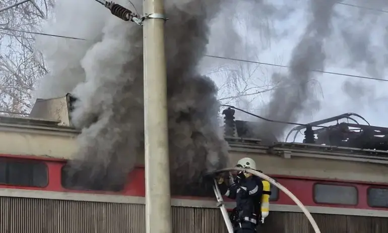 Пътнически влак се запали на гара Тулово (СНИМКИ) - Tribune.bg
