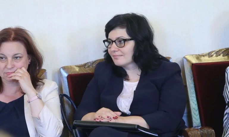 Шефката на Българския фармацевтичен съюз е обвинена за всяване на паника - Tribune.bg