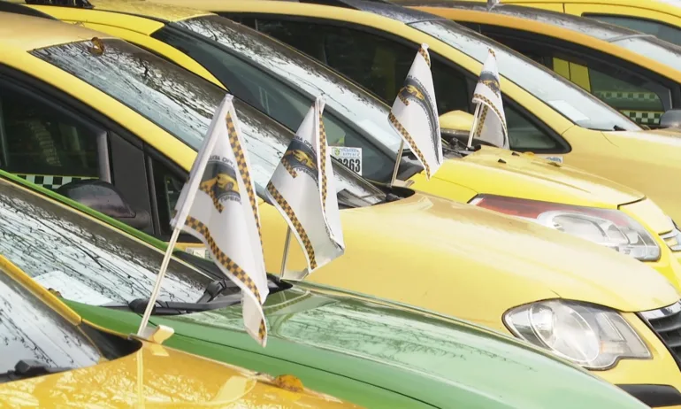 Таксиметровите апарати ще показват цени в лева и евро от края на октомври 2025 г. - Tribune.bg