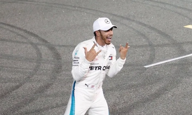 Люис Хамилтън в Париж: Парти до три сутринта и в такси, пълно с жени - Tribune.bg