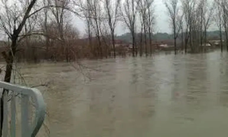 Наводнения в Северозапада, засегнати са важни пътища и населени места - Tribune.bg
