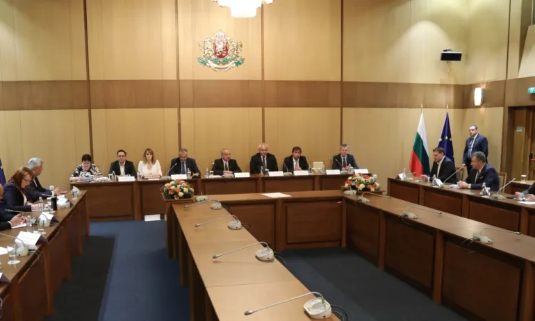 Донев се видя с областните управители преди вота – с действия да се разсеят съмненията за манипулации - Tribune.bg