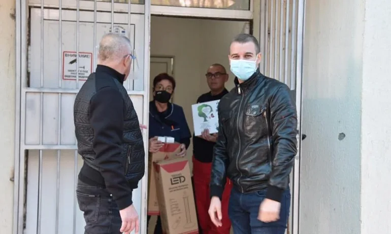 Стефан Апостолов и кметът на Симитли с дарение за Спешния център - Tribune.bg