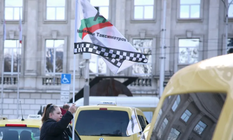 Таксиджиите заплашват с блокада на държавата по Коледа, ще затварят магистрали и граници - Tribune.bg
