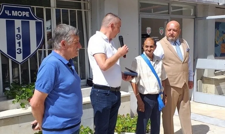 Министър Кралев награди Ивайло Маринов с Венец на победителя - Tribune.bg