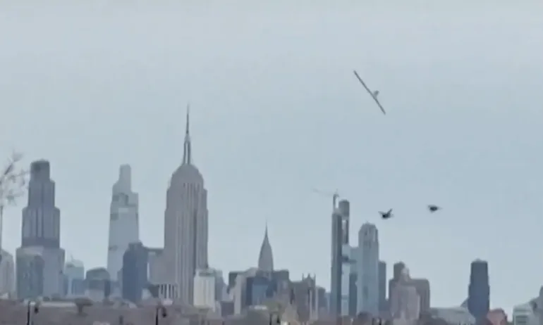 Хеликоптер със семейство с туристи се разпадна във въздуха и падна в р. Хъдсън в САЩ - Tribune.bg