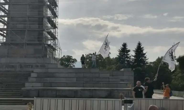 Протестът на Възраждане ескалира до бой с полицията. Опитаха да махнат скелето на МОЧА - Tribune.bg