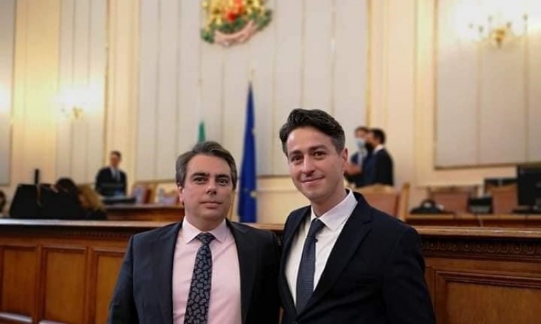 Дневник за властта: Кабинет на батерии; аз спирам магистралите, Наско - не - Tribune.bg