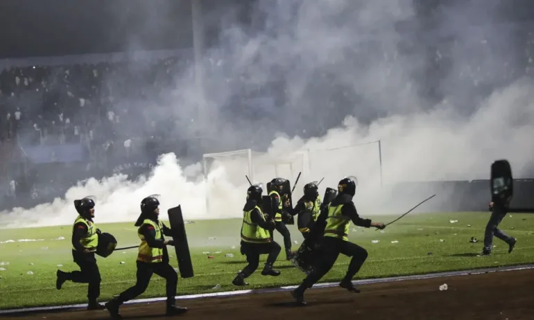 Сблъсъци на футболен мач в Индонезия, стотици загинали и ранени (СНИМКИ) - Tribune.bg