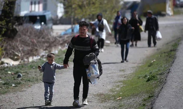 Турция залови 950 мигранти – опитвали се да преминат в Гърция - Tribune.bg