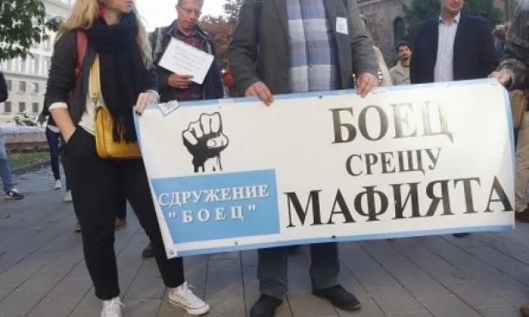 Активистка на БОЕЦ в Пловдив налита да къса пагони на полицаи - Tribune.bg